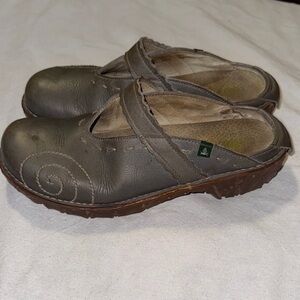 El Naturalista green Mules with Chestnut Soles